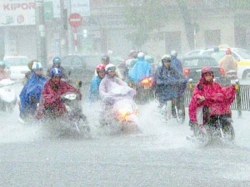 Kinh nghiệm đi xe máy an toàn trong mùa mưa bão